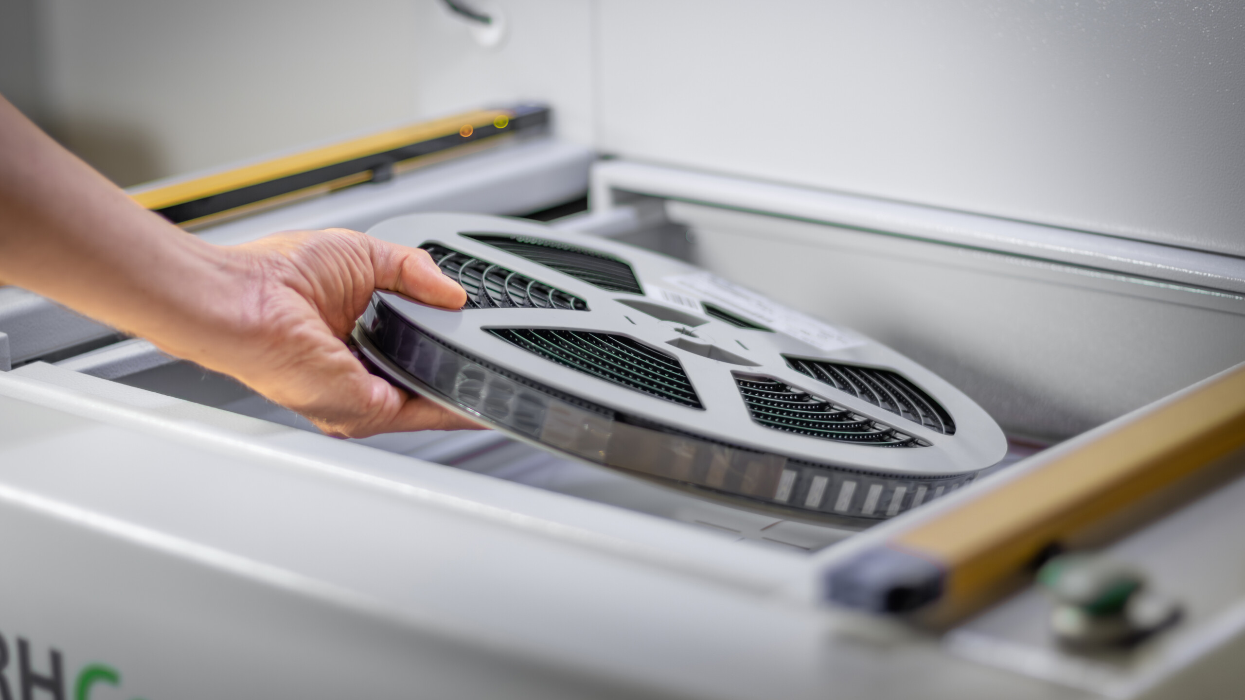 Loading the VCcount system by putting an SMD reel in the drawer